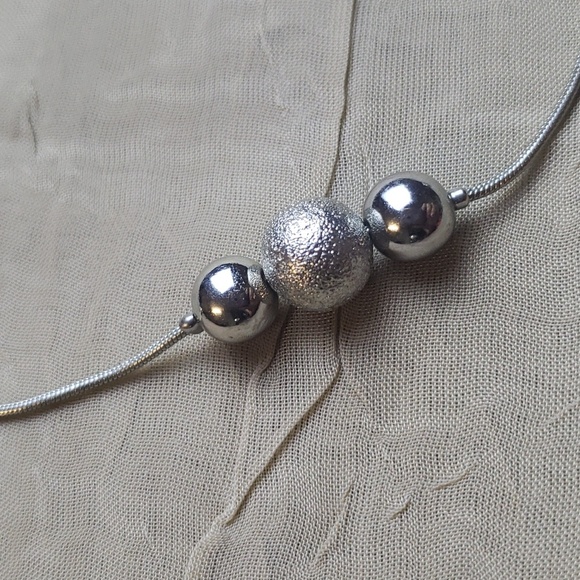 Beautiful Set of Jewelry, Necklace & Earrings Silver Tone. - Picture 7 of 12